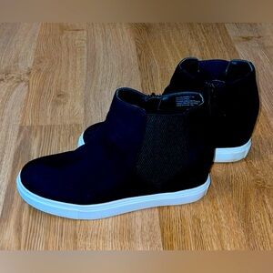 Like New MADDEN GIRL Black Suede Ankle Boots Sz 6